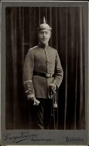 CdV Deutscher Soldat in Uniform, Pickelhaube, Portrait