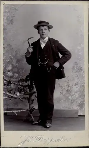 CdV Standportrait, Junger Mann im Anzug, Hut