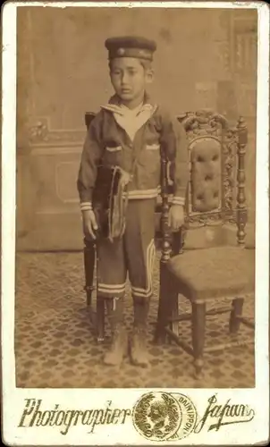 CdV Japan, Junge in Uniform der japanischen Marine, Standportrait