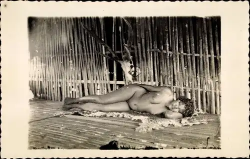 Foto Ak Erotik, liegender Frauenakt auf einem Tierfell, Geweih