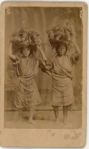 CdV Singapore Singapur, Zwei Frauen tragen junge Schweine auf dem Kopf, um 1880