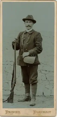 Kabinettfoto Jäger mit Gewehr, Standportrait