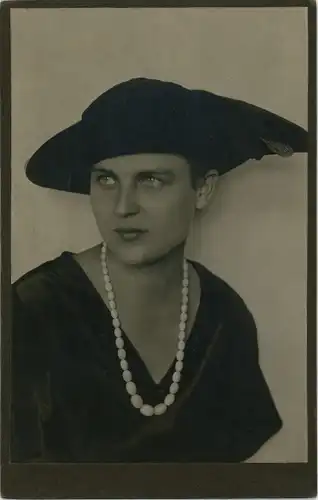 Kabinett Foto Frauenportrait, Dame mit Hut, Perlenkette