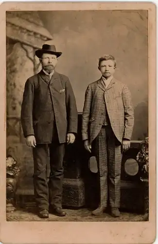 Kabinett Foto Standportrait, Mann und Sohn in Anzügen
