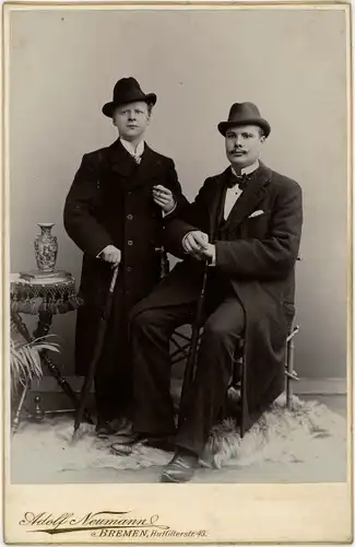 Kabinett Foto Zwei Männer in Anzügen, Spazierstöcke, Zigaretten, Chinavase