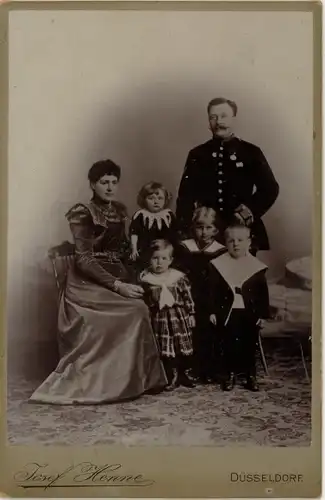 Kabinett Foto Mann in Uniform, Familienportrait, Frau, Kinder, 1900