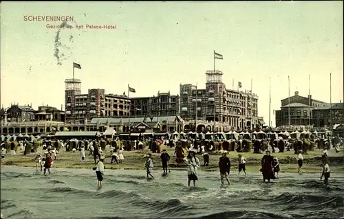 Ak Scheveningen Den Haag Südholland, Gezicht met Palace-Hotel, Badegäste, Strandkörbe