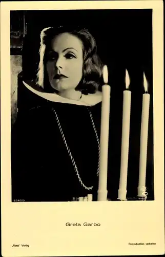 Ak Schauspielerin Greta Garbo, Portrait, Kerzen