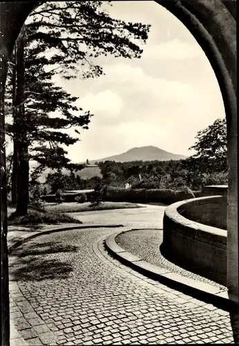 Ak Görlitz in der Lausitz, Blick von der Kreuzkirche zur Landeskrone, Torbogen