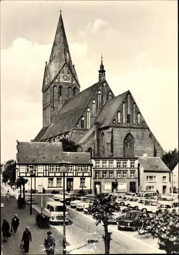 Ak Barth an der Ostsee, Blick zur St. Marienkirche, Barkas B1000, Parkplatz, Autos