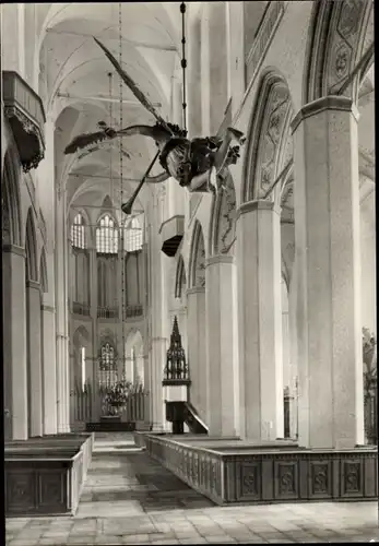 Ak Stralsund in Vorpommern, Kirche St. Marien (13. Jh.), Innenansicht, Kirchenbänke, Kanzel