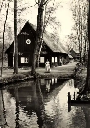 Ak Lehde Lübbenau im Spreewald, Freilichtmuseum, Frau am Ufer