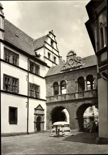 Ak Mühlhausen in Thüringen, Thomas-Müntzer-Stadt, Rathaushof mit Brunnen, Torbögen