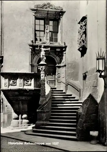 Ak Görlitz in der Lausitz, Historische Rathaustreppe von 1537, Statuen, Wandleuchte