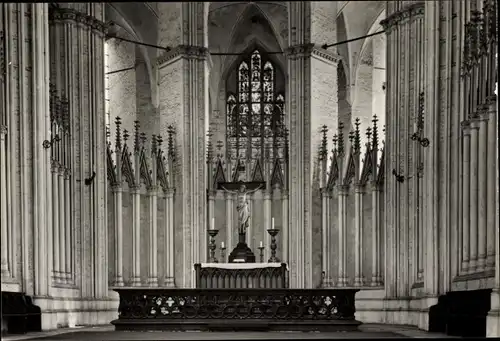 Ak Stralsund in Vorpommern, Kirche St. Marien (13. Jh.), Innenansicht, Altar