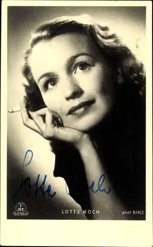 Ak Schauspielerin Lotte Koch, Portrait, Autogramm, Zigarette