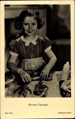 Ak Schauspielerin Shirley Temple, Beim Backen, Plätzchen