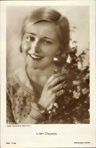 Ak Schauspielerin Lien Deyers, Portrait, Blumen