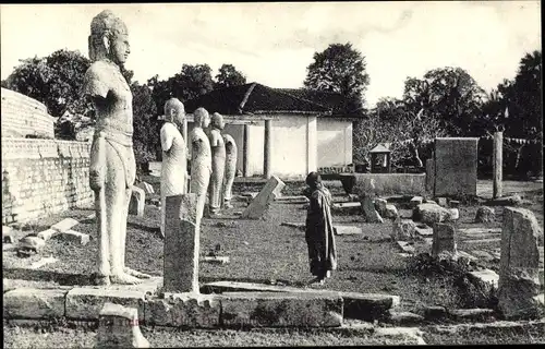 Ak Ceylon Sri Lanka, Four statues of priests and one of King Dutugemunu