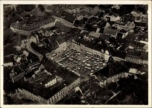 Ak Apolda in Thüringen, Fliegeraufnahme der Stadt mit Wochenmarkt