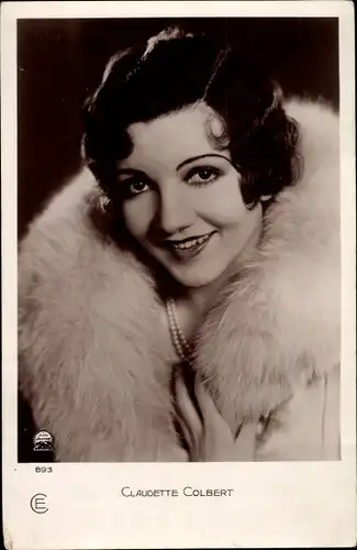 Ak Schauspielerin Claudette Colbert, Portrait im Pelz