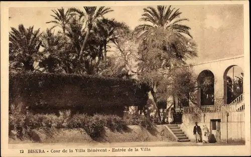 Ak Biskra Algerien, Cour de la Villa Benevent, Entree de la Villa