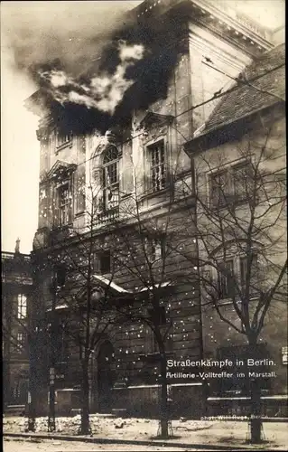 Ak Berlin Mitte, Straßenkämpfe, Artillerie Volltreffer im Marstall, Novemberrevolution