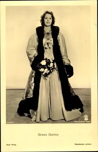 Ak Schauspielerin Greta Garbo, Portrait, Kleid, Mantel