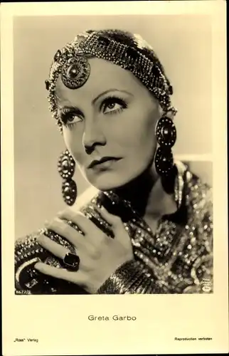 Ak Schauspielerin Greta Garbo, Portrait, Kopfschmuck