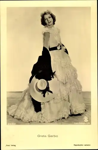 Ak Schauspielerin Greta Garbo, Portrait, Kleid