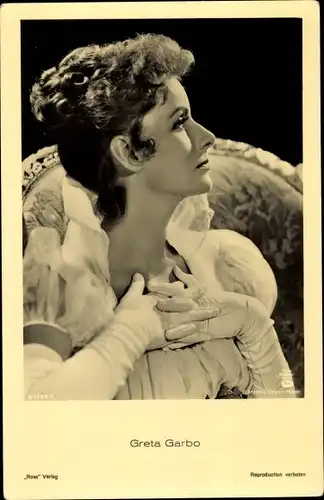 Ak Schauspielerin Greta Garbo, Portrait, Handschuhe