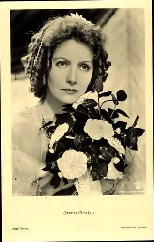 Ak Schauspielerin Greta Garbo, Portrait, Blumen