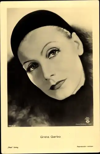 Ak Schauspielerin Greta Garbo, Portrait, Mütze