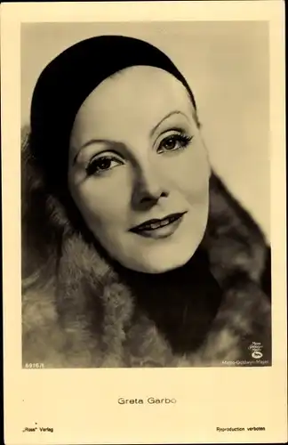 Ak Schauspielerin Greta Garbo, Portrait, Pelzkragen