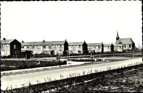 Ak Oudeschoot Heerenveen Friesland Niederlande, Straßenansicht, Wohnblock, Kirche