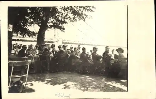 Foto Ak Dresden Blasewitz, Schillergarten, Gäste auf der Terrasse, Studenten