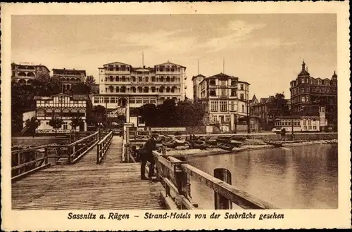 Ak Sassnitz auf Rügen, Strand Hotels von der Seebrücke gesehen