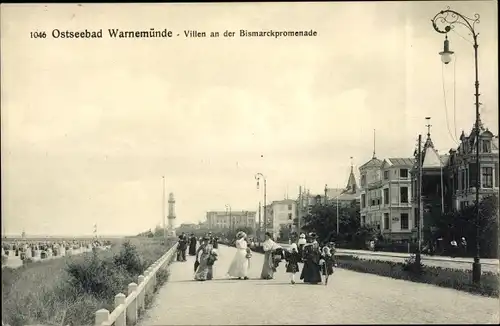 Ak Ostseebad Warnemünde Rostock, Villen an der Bismarckpromenade, Passanten
