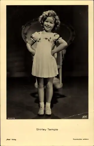 Ak Schauspielerin Shirley Temple, Standportrait