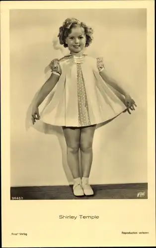Ak Schauspielerin Shirley Temple, Standportrait, Kleid
