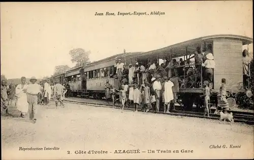 Ak Azaguié Elfenbeinküste, Un Train en Gare