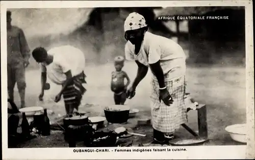 Ak Oubangui Chari Ubangi Shari Zentralafrikanische Republik, Femmes indigenes faisant la cuisine