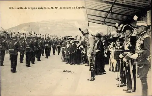 Ak Desfile de tropas ante SSMM los Reyes de Espana