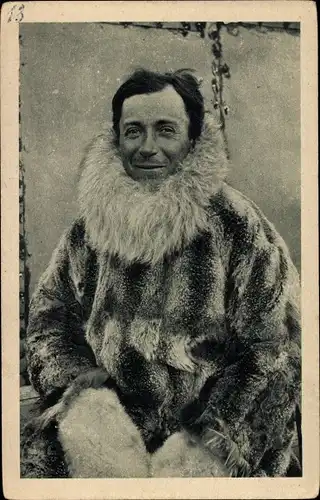 Ak Alaska USA, La Curé du Pôle Nord, Mission de Marys Igloo, Missionar in Winterpelz