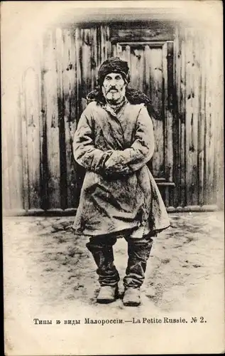 Ak La Petite Russie, Mann in russischer Tracht, Mantel, Mütze