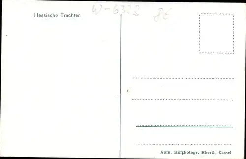 Ak Schwalm, Mädchen in Tracht in einer Dorfstraße