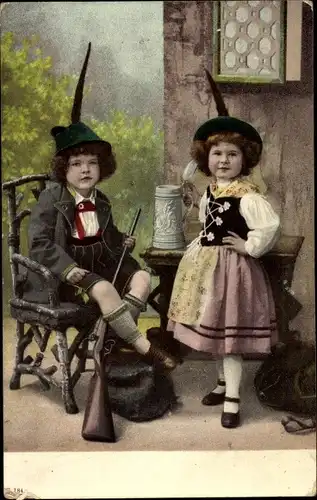 Präge Ak Junge, Mädchen, bayerische Volkstrachten, Gewehr, Bierkrug