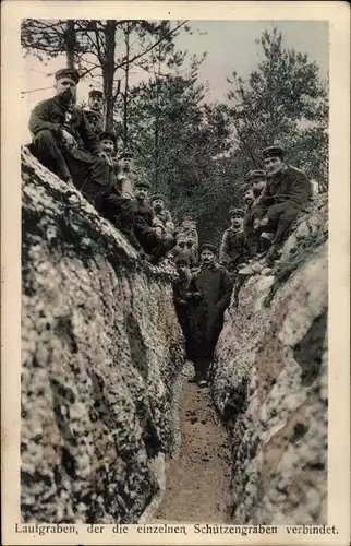 Ak Laufgraben, der die einzelnen Schützengraben verbindet, Deutsche Soldaten I. WK