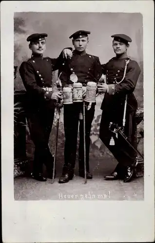 Foto Ak Heuer geh'n ma, Soldaten mit Bier, Säbel, Uniform