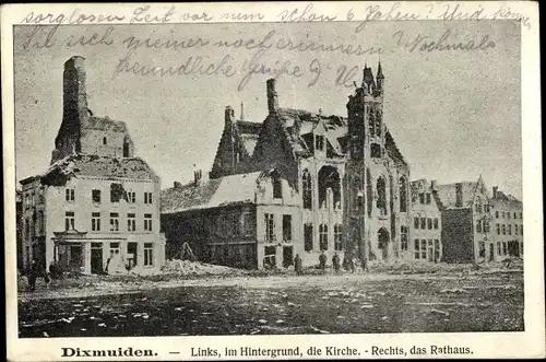 Ak Diksmuide Dixmude Westflandern, links, im Hintergrund, die Kirche, rechts, das Rathaus, Ruinen